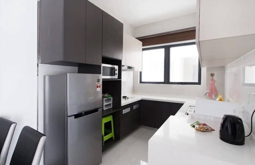 Central District Apartment | High-floor 2BR Suite, Water Views, Free Parking