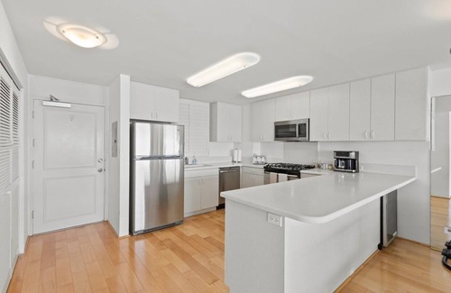 Diamond Head - Kapahulu - St. Louis Condo | High-Floor Beachfront Colony Surf Condo w/Sunset Views, Diamond Head Gold Coast