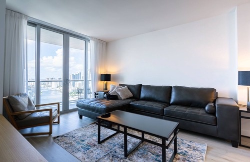 Hallandale Beach Apartment | High floor ocean view 2 bedroom apartment - 5 min to the beach!