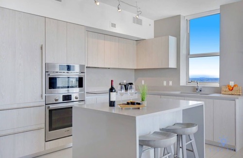 Hollywood South Central Beach Apartment | High Floor with Stunning Views | Amazing Pools