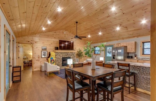Gatlinburg - Pigeon Forge Cabin | High Johnny's Hideout- Secluded w Private Hot Tub