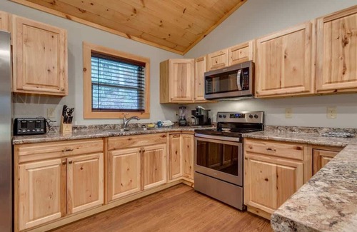 Gatlinburg - Pigeon Forge Cabin | High Johnny's Hideout- Secluded w Private Hot Tub