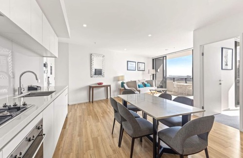 Surfers Paradise Apartment | High Level & Ocean Views! 2 Bedroom Apartment