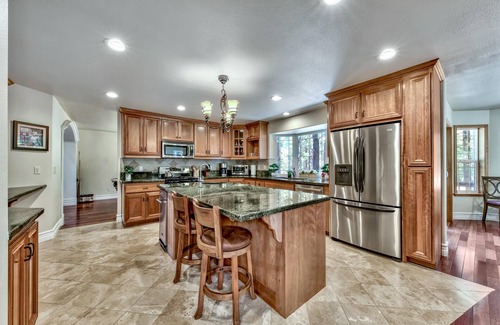 Montgomery Estates House | High Meadow Villa - 5BR, 3.5BA, Spa, Billiards