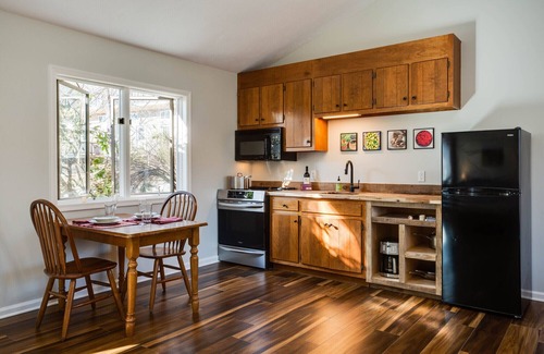 Montebello Cabin | High Meadows-King BR, fireplace, jacuzzi, kitchen
