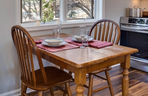 Montebello Cabin | High Meadows-King BR, fireplace, jacuzzi, kitchen