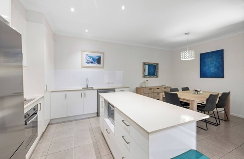 Scarborough Apartment | "High on the Hill in Scarborough" - Scarborough Q 4020