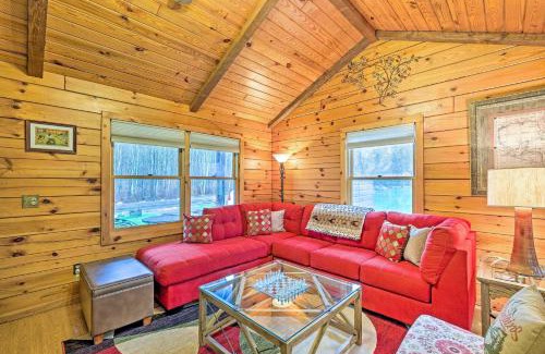 East Windham House | High Peak Heaven Cozy Log Cabin on 1 Acre!