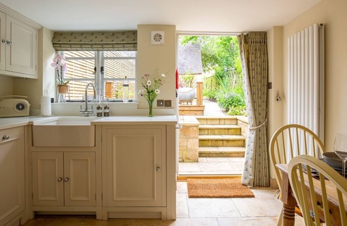 Ebrington Cottage | High Pump Cottage - sleeps 4 guests in 2 bedrooms