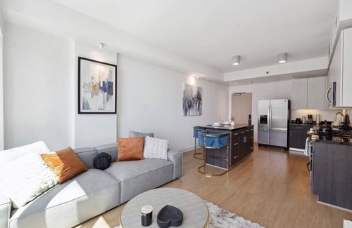 Carthay Circle Apartment | High-Rise 1bdr apartment in Korea Town with pool, gym and parking