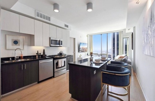 Carthay Circle Apartment | High-Rise 1bdr apartment in Korea Town with pool, gym and parking