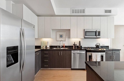 Carthay Circle Apartment | High-Rise 1bdr apartment in Korea Town with pool, gym and parking