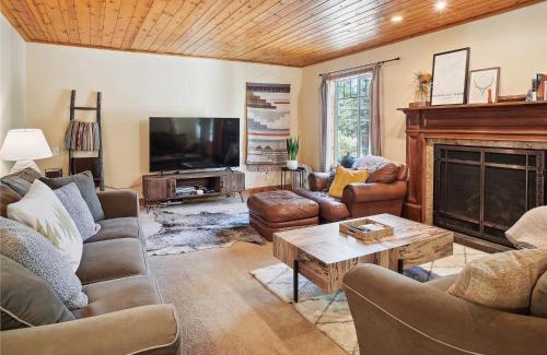 Country Club Estates House | High Sierra Escape - Cozy, Spacious Mountain Home