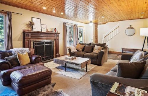 Country Club Estates House | High Sierra Escape - Cozy, Spacious Mountain Home