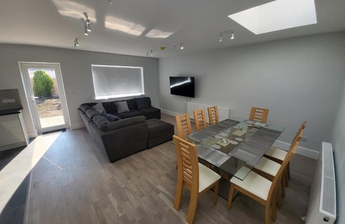 Coombe Vale Apartment | High Spec Large 6 Bedroom House!