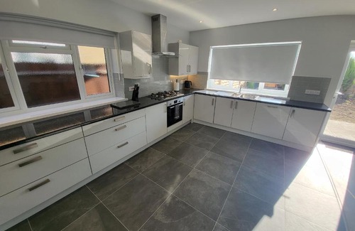 Coombe Vale Apartment | High Spec Large 6 Bedroom House!