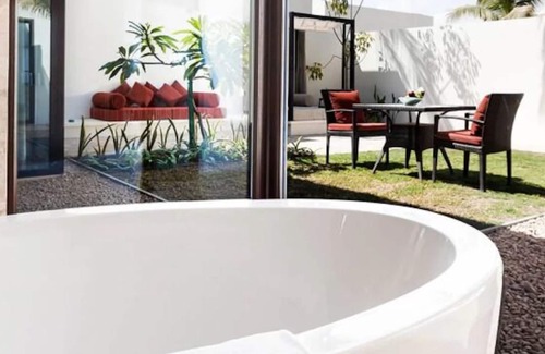 Salalah Hotel | High Tides and Good Vibes!1BR Garden View Accommodation! Onsite Pool, Beachfront