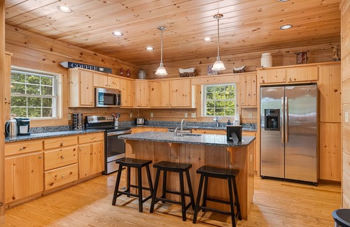 Black Mountain Cabin | High Top Lodge | Luxe Views, Hot Tub + Biltmore Pass | 22min to Asheville