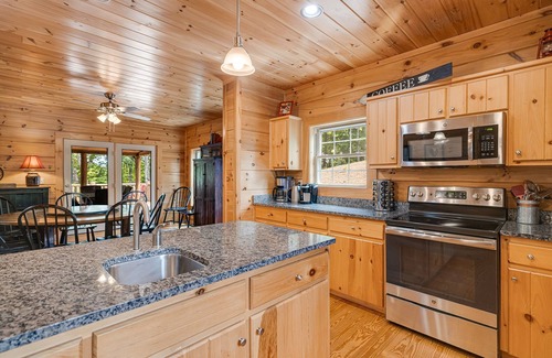 Black Mountain Cabin | High Top Lodge | Luxe Views, Hot Tub + Biltmore Pass | 22min to Asheville