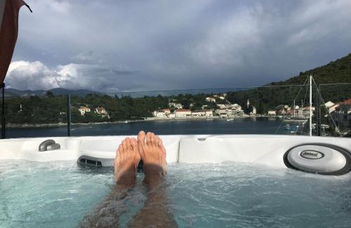 Racisce Apartment | High View-A Seaside Villa With Huge Jacuzzi