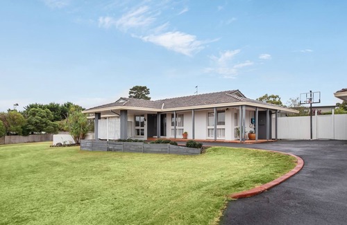 Mount Eliza House | High Vista in Mount Eliza with Pool