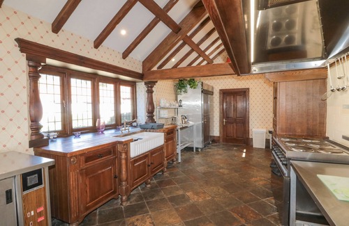 Flamborough House | HIGHCLIFFE MANOR, pet friendly, with hot tub in Flamborough