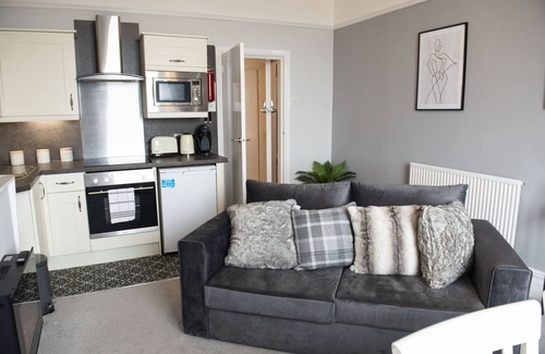 Thornton-Cleveleys Apartment | HIGHCLIFFE PROMENADE SUITE - TWIN BEDS - BEACH VIEWS
