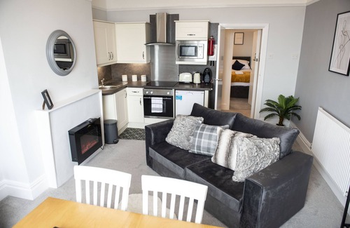 Thornton-Cleveleys Apartment | HIGHCLIFFE PROMENADE SUITE - TWIN BEDS - BEACH VIEWS