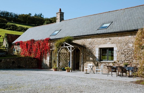 Heligan Cottage | HIGHER WEDDICOTT BARN, pet friendly, with a garden in Chagford