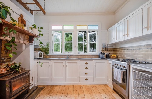Leura House | Highland Cottage with Indoor Fireplace - Modern Country Life in Leura