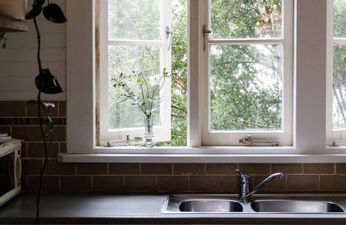 Leura House | Highland Cottage with Indoor Fireplace - Modern Country Life in Leura