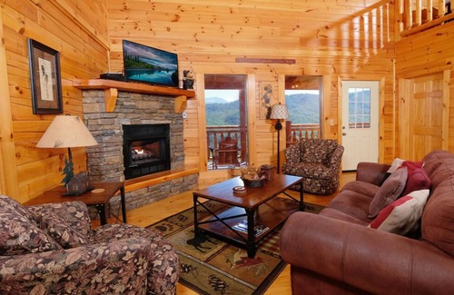 Gatlinburg - Pigeon Forge Cabin | Highland Plunge - Indoor Pool & Mountain Views