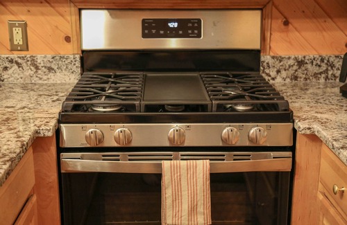 Mirror Lake Cottage | Highlands, NC - Cozy fireplace 3 min to posh Main Street, or majestic Dry Falls!