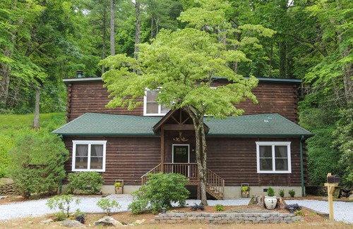 Mirror Lake Cottage | Highlands, NC - Cozy fireplace 3 min to posh Main Street, or majestic Dry Falls!