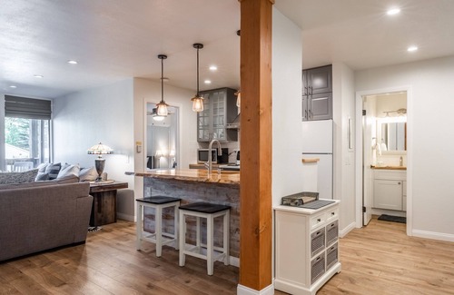 Mammoth Lakes Condo | Highly updated 1 Bedroom plus den, 2 bath Crestview Unit 5 Sleeps up to 4 located near Canyon Lodge