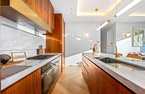 Box Hill Apartment | Highrise Luxury Penthouse Spectacular Views