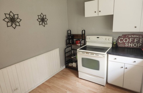 Saint Michael Cottage | Highway 20 Lodge-Quiet, Cozy, renovated two bedroom house that sleeps 6-7