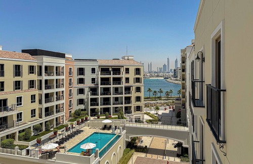 Jumeira 1 Apartment | HiGuests - La Rive Classy 2BR & Balcony