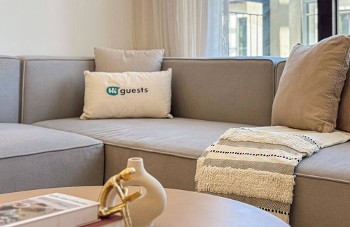Jumeira 1 Apartment | HiGuests - La Rive Classy 2BR & Balcony