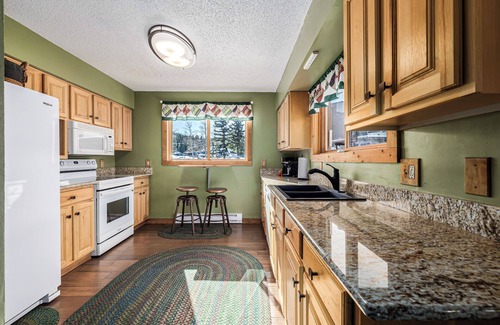 Peak 9 House | Hike/Bike In-Out Walk to Main St Sleeps 10 HotTub Pool Ski In/Ski Out Off Peak 9