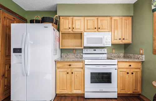 Peak 9 House | Hike/Bike In-Out Walk to Main St Sleeps 10 HotTub Pool Ski In/Ski Out Off Peak 9