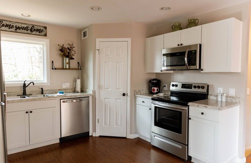 Newland Cabin | Hike, fish, swim & ski! Close to Grandfather Mountain, skiing & Linville Falls