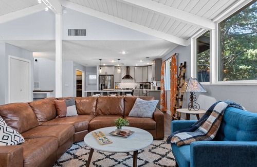 West Sedona House | Hike from front door to A+ trails; BBQ yard & more