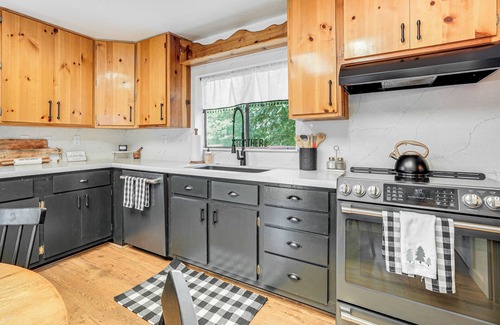 Mi-Wuk Village Cottage | Hike, Ski & Fish: Charming Cabin in Twain Harte!