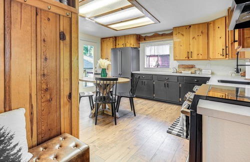 Mi-Wuk Village Cottage | Hike, Ski & Fish: Charming Cabin in Twain Harte!