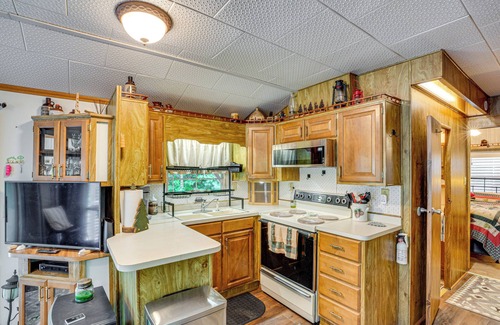 Newland House | Hike, Swim, Ski & More: Pet-Friendly Newland Home!