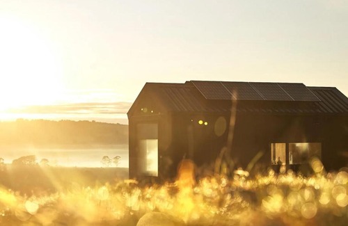 Hallston House | Hike to your Off-Grid Cabin Deep in Nature - Santi