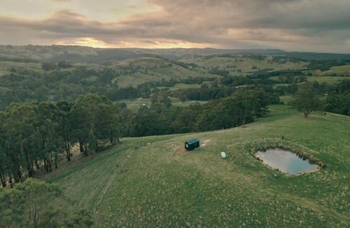 Hallston House | Hike to your Off-Grid Cabin Deep in Nature - Santi