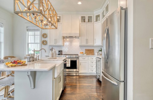 Greenway Park House | Hiker House by AvantStay | Beachy 4BR w/Communal Pool + Porch