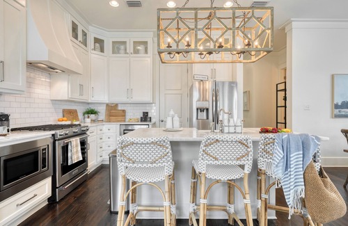 Greenway Park House | Hiker House by AvantStay | Beachy 4BR w/Communal Pool + Porch